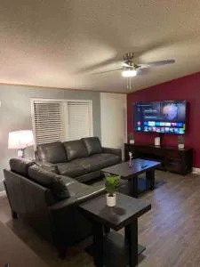 Charming, Serene & Spacious Backyard Parking! - Avra