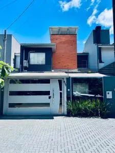 Moderno Sobrado Climatizado com Ar Quente e Frio - Céu Azul