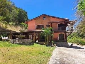 Casa Grande 2 Suítes 3 Camas Casal Deck Churrasqueira Trilha Açude Jardim Enorme Ideal Para Crianças Família e Amigos - 穆隆古