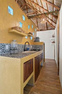 Panchos Paradise Cabaña Parota