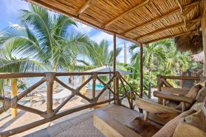 Panchos Paradise Cabaña Parota