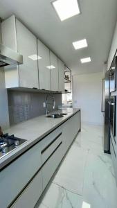 Apto Alto Padrão, vista panorâmica para toda a orla e mar, 2Q, 1 vaga