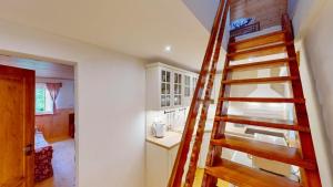 Cozy Modern Cottage by the Forest