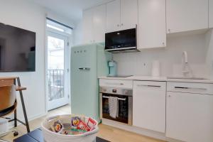 Sojourns Eastern Market Carriage House Sleeps 2