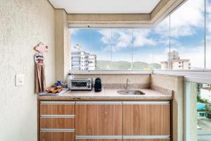 Novíssimo 3 quartos na Enseada a 10 min da praia com Terraço Gourmet