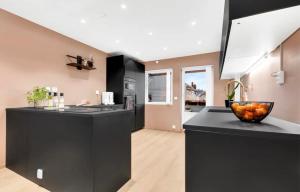 Upgraded 3 bedroom apartment, close to WC-25