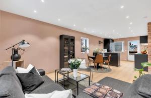 Upgraded 3 bedroom apartment, close to WC-25