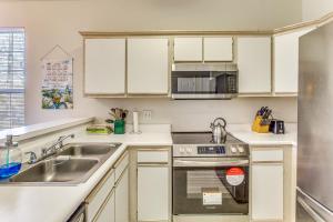 Myrtle Beach Condo 6 Mi to Ocean!