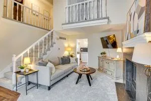 8 Mi to Dtwn Overland Park Townhome with Yard! - Lenexa