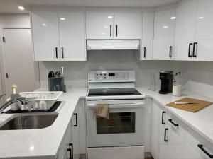 Valleyhut - Private 2 Bedrooms 1 Bathroom Walkout Basement Apartment