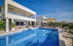 Nice Home In Kastel Stari With Jacuzzi 