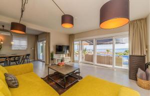 Nice Home In Kastel Stari With Jacuzzi 