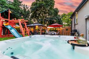 Resort-like 4BR 3BA near Downtown, Four seasons Hot Tub, Gym, King Bed