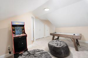Stunning Apt w Rooftop & Game Room - Sleeps 10