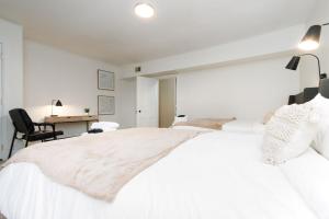 Stunning Apt w Rooftop & Game Room - Sleeps 10
