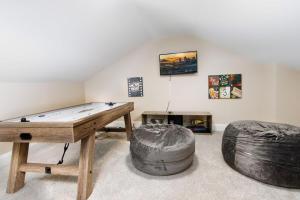 Skyline Views - Rooftop & Game Room - Sleeps 8