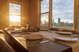 Skyline Views - Rooftop & Game Room - Sleeps 8