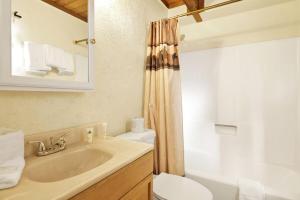 Aeroplane Gambrel Chalet- Adorable Airport Retreat Cottage
