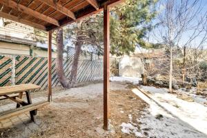 Aeroplane Gambrel Chalet- Adorable Airport Retreat Cottage