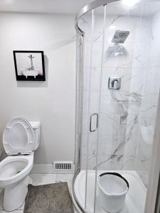 1 Bedroom Apartment with Living Room and Full Washroom to yourself alone and a private car park