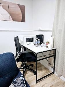 1 Bedroom Apartment with Living Room and Full Washroom to yourself alone and a private car park