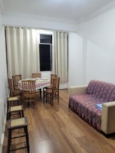 Apartamento com garagem próximo à praia