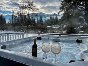 Amazing Views, Northern Lights, Stargazing Entire Guest Suite in Golden, BC Canada - Parson