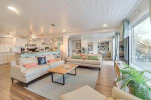 Modern Apt on Detroit Lake with Dock Access!