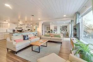 Modern Apt on Detroit Lake with Dock Access! - Hawley