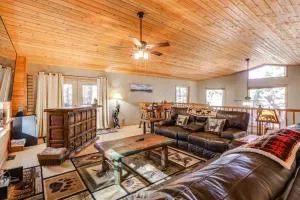 10 Mi to Dtwn Flagstaff Serene Cabin with Decks - Mountainaire