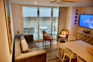 Modern new 3 bedroom apartment 5min to beach shops restaurants