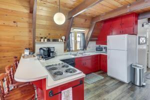 Hot Tub and Sauna! Cozy Cabin in Red Lodge