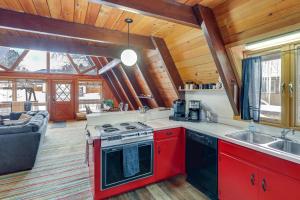 Hot Tub and Sauna! Cozy Cabin in Red Lodge