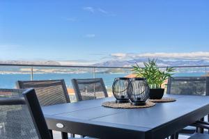The Lookout Liveli - Premium Sea-View Apartment