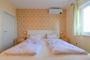 Holiday home in Dobrec 53284