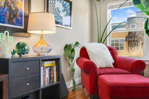 Old Town Escape with King Bed, Dog-Friendly