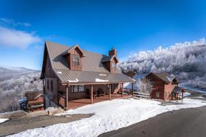 Views ~ Hot Tub~ 2 Decks~Pool Table~GameRoom~Cabin