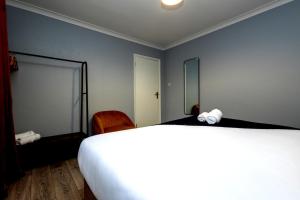 Cozy 2BR Stay Free Parking & Wi-Fi Work or Leisure