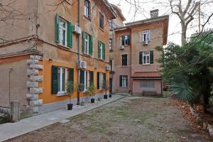 Apartments with WiFi Rijeka - 23155