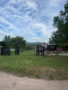 Descansa con tu familia cerca del lago San Roque