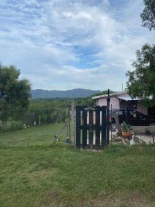 Descansa con tu familia cerca del lago San Roque