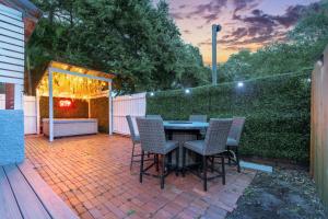 Top Floor - Sun Filled Home - Jacuzzi - Pets Ok