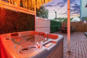 Top Floor - Sun Filled Home - Jacuzzi - Pets Ok