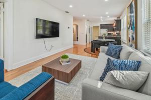 Top Floor - Sun Filled Home - Jacuzzi - Pets Ok