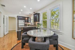 Top Floor - Sun Filled Home - Jacuzzi - Pets Ok