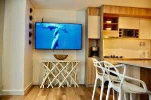 Modern new 3 bedroom apartment 5min to beach shops restaurants