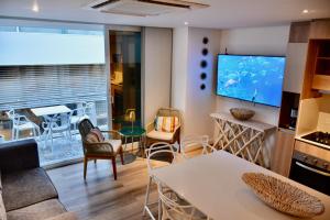 Modern new 3 bedroom apartment 5min to beach shops restaurants