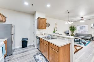 Close to Dining and Medical Center San Antonio Apt!