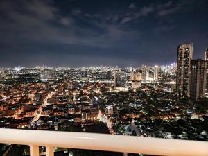 Cozy City View 2br Apt in Makati with 60inch tv