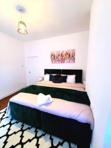 Business Friendly 2BR House Sleeps 5, Wi-Fi, Workspace & Free Parking